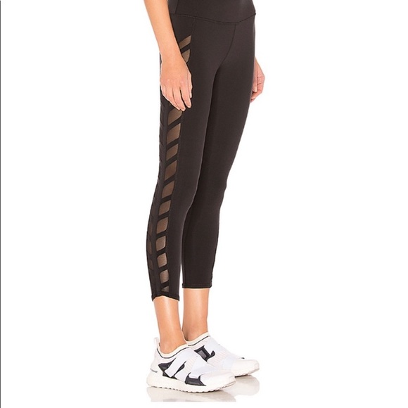 ALO Yoga Pants - Black Alo chevron Capri leggings